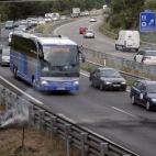 Algunos vehículos circulando por la A66, minutos después de restablecerse el tráfico