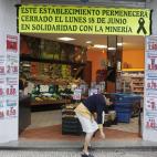 Vista de uno de los establecimientos de la localidad de Langreo que apoya la huelga indefinida de la minería del carbón, que se encamina hacia su jornada vigésimo segunda, que cumplirá mañana con la convocatoria de un paro general en las co...