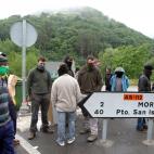 Aspecto que presenta esta mañana el entorno del pozo Santiago en Aller, donde permanecen encerrados tres mineros desde hace veintiun días, con barricadas que cortan el tráfico.