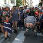 Alrededor de doscientos mineros se han concentrado hoy en las inmediaciones de la sede del Partido Popular (PP) de Asturias, situada en el centro de Oviedo, y han llevado a cabo una sentada y una simbólica bajada de pantalones.