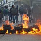 Los mineros encienden neumáticos en Campomanes (Asturias) para bloquear la autovía.
