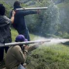 Los mineros se han resguardado en los montes y lanzan cohetes pirotécnicos con dirección a las carreteras.
