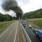La autopista A-66, la principal vía de comunicación terrestre entre Asturias y León, se encuentra cortada en tres puntos diferentes por las protestas llevadas a cabo por los mineros asturiano en la decimosexta jornada de huelga indefinida.