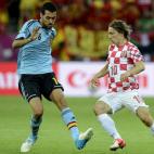 Busquets lucha por el balón con Modric