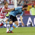 Xabi Alonso controla el esférico ante la oposición de un rival.