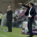 Los dos seleccionadores dan indicaciones en un momento del partido.