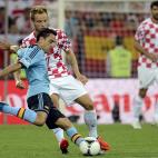 Xavi busca el centro a un compañero