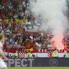 Una de las bengalas que se han encendido durante el partido y que han detenido el partido.