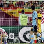 Dos futbolistas croatas se lamentan tras fallar una ocasión.
