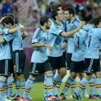 Los jugadores españoles celebran el gol de Navas.