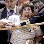 Una de las esposas en el pleno del Senado es detenida por el personal de seguridad.