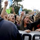 Unas 300 mujeres, esposas de mineros, durante la protesta que han llevado a cabo a las puertas del Senado.