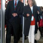 Otra instantánea del mismo congreso, con gabardina negra y acompañada de Gallardón.