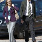 Y, otra vez en Sevilla, con chaqueta morada.