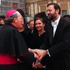 Con mantilla, un jovencísimo Rajoy y sonriendo al monseñor Giovani Battista en el Vaticano, durante las beatificaciones de octubre de 1998.