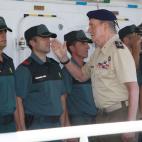 Tras aterrizar en helicóptero sobre las 13,00 horas en el puerto de Algeciras, donde estuvo por última vez hace exactamente 12 años para inaugurar el muelle que lleva su nombre --el muelle Juan Carlos I--, el Rey ha visitado el 'Río Segura' ...