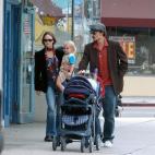 Johnny Depp y Vanessa Paradis pasean por las calles de Beverly Hills con su hija mayor Lily Rose y el pequeño Jack.