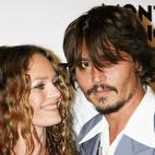 El actor Johnny Deep y su mujer Vanessa Paradis posando durante la gala de Mont Blanc en 2003.