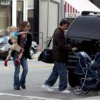Johnny Depp y Vanessa Paradis con sus hijos por las calles de Beverly Hills.