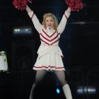 A pesar tener más de 50 años, la cantante no duda en salir al escenario vestida de majorette quinceañera