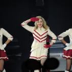 Respaldada por dos majorettes la cantante saluda al público