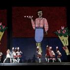 Madonna baila con sus majorettes durante el concierto