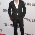 Casas, repeinado, con traje y actitud de galán.