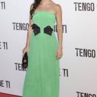 Lago, con un favorecedor vestido verde y el pelo sobre un hombro.