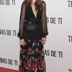 Valverde se atrevió con un look de falda larga, camisa con transparencias y bolsito con tachuelas.