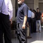 El actor Jesús Bonilla, a las puertas del tanatorio de la M-30, en Madrid.