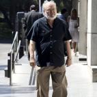 El director de cine José Luis Cuerda acude a dar el último adiós a Juan Luis Galiardo.