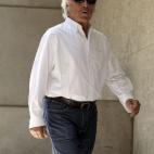 El actor Manuel Zarzo, a las puertas del tanatorio.