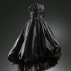Piezas de Cristóbal Balenciaga fotografiadas por Manuel Outumuro. Van desde el año 1935 hasta 1968.