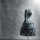 Piezas de Cristóbal Balenciaga fotografiadas por Manuel Outumuro. Van desde el año 1935 hasta 1968.