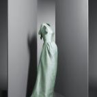 Vestido de noche en shantung de color verde.