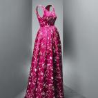 Piezas de Cristóbal Balenciaga fotografiadas por Manuel Outumuro. Van desde el año 1935 hasta 1968.