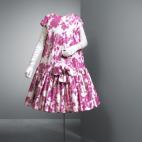 Vestido baby doll de tafetán marfil con estampado rojo y fucsia. 1958.