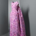 Piezas de Cristóbal Balenciaga fotografiadas por Manuel Outumuro. Van desde el año 1935 hasta 1968.