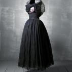 Vestido de noche en satén rosa y bambula de seda negra con transparencia de encaje mecánico de seda negra. 1953.