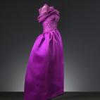 Conjunto de vestido y chaqueta de noche, ambos en satén violeta con tul mecánico bordado. 1958.