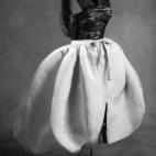 Vestido en gros de Nápoles verde con transparente de tul mecánico y sobrefalda del mismo color. 1956.