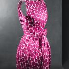 Vestido de tafetán de seda blanca con estampado de pétalos granates. 1961.