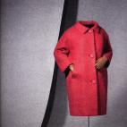 Piezas de Cristóbal Balenciaga fotografiadas por Manuel Outumuro. Van desde el año 1935 hasta 1968.