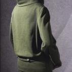 Piezas de Cristóbal Balenciaga fotografiadas por Manuel Outumuro. Van desde el año 1935 hasta 1968.