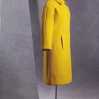 Piezas de Cristóbal Balenciaga fotografiadas por Manuel Outumuro. Van desde el año 1935 hasta 1968.