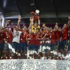 Casillas levanta la copa rodeado de sus compañeros.