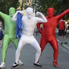 Tres aficionados italianos, vestidos con los colores de la bandera italiana.