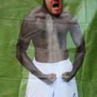 Un aficionado italiano bromea con una foto de Balotelli.