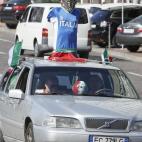 Aficionados italianos en las calles de Kiev.