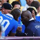 Balotelli saluda a sus seguidores.